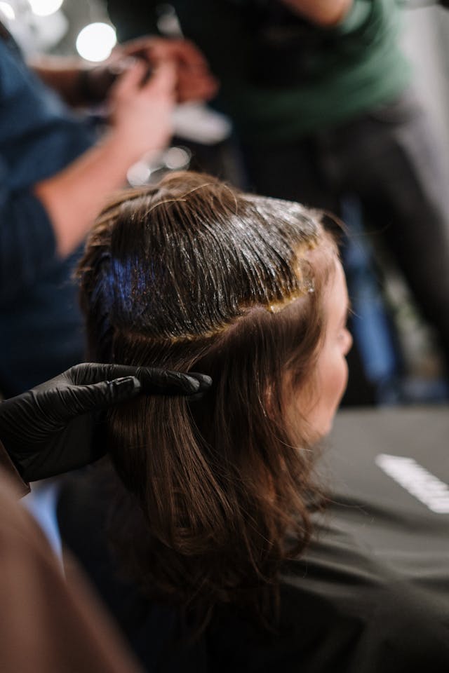 Mujer pintandose el cabello